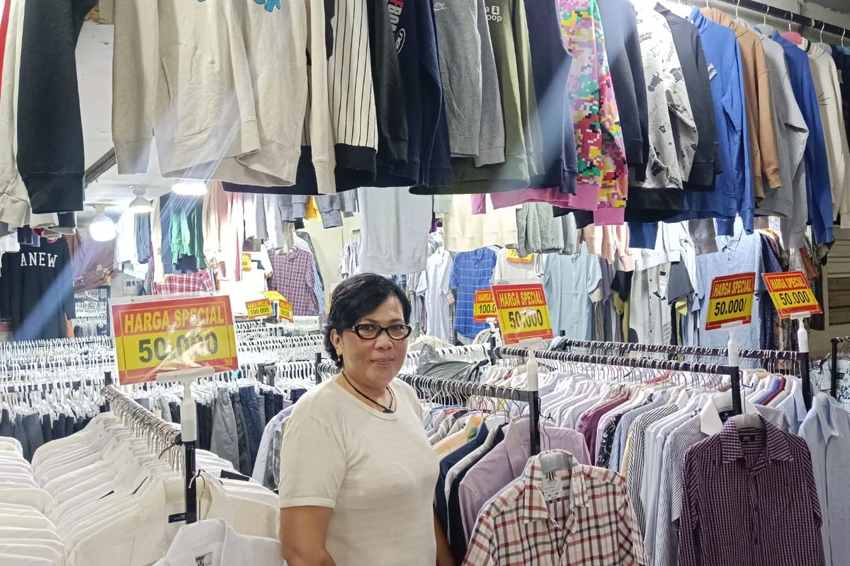 Penjual pakaian bekas impor di Blok M Square, Jakarta Selatan, Andriani (53) saat ditemui Kompas.com, Kamis (16/3/2023).
