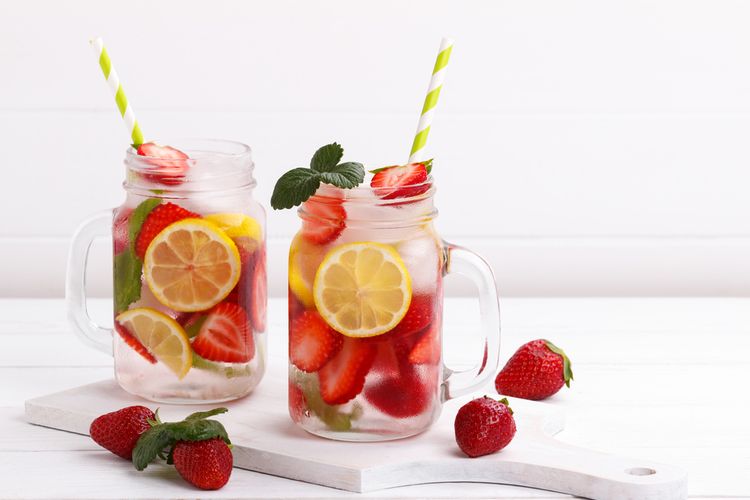 Ilustrasi infused water lemon strawberry untuk bekal minuman di kantor.
