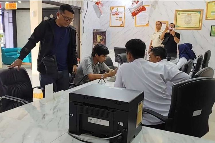 Sejumlah pekerja media massa melihat SIPP di kantor pengadilan negeri kota Cirebon Jawa Barat terkait jadwal sidang PK 6 terpidana, pada Senin (2/9/2024) siang