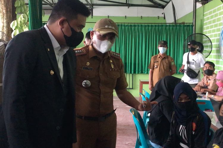 Wali Kota Medan, Bobby Nasution meninjau pelaksanaan vaksinasi jemput bola atau vaksinasi jempol di Kelurahan Gedung Johor, Kecamatan Medan Johor, Selasa (5/10/2021).