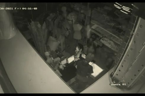 Terekam CCTV, Begini Aksi Pencuri Bobol 5 Toko dengan Cara Gali Lubang Selokan
