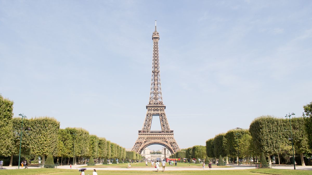 Dilanda Gelombang Panas, Tempat Ikonik Paris Terpaksa Tutup Lebih Awal