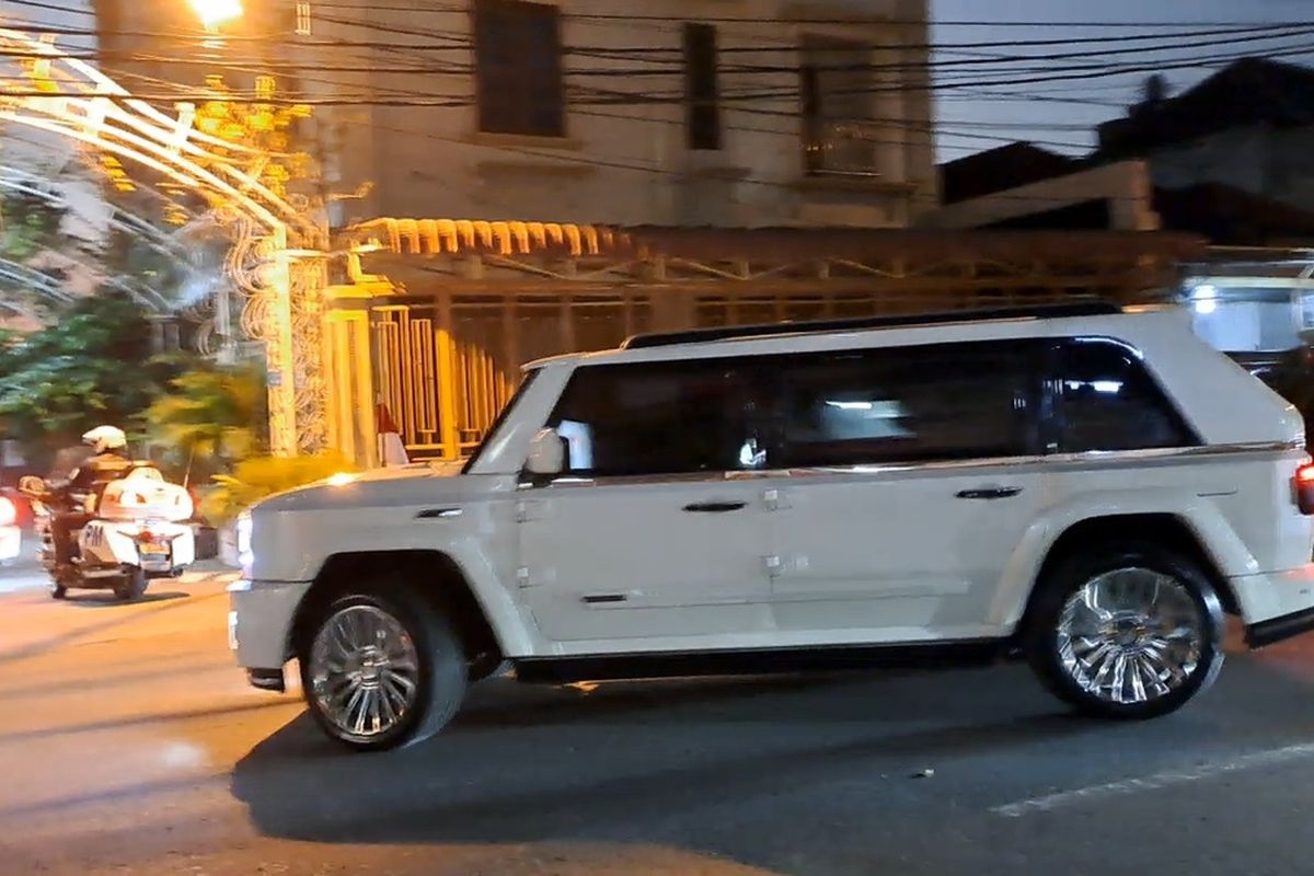 Presiden Republik Indonesia Prabowo Subianto bertemu Presiden ke-7 Joko Widodo (Jokowi).Pertemuan digelar di Rumah Jokowi, Gang Kutai Utara, Kelurahan Sumber, Kecamatan Banjarsari, Kota Solo, Jawa Tengah, pada Minggu (20/7/2025).