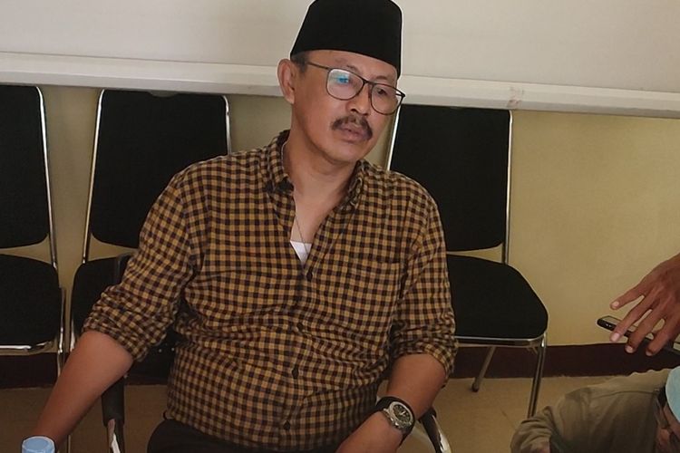 Ketua DPRD Indramayu Syaefudin, memberikan keterangan pengajuan pengunduran Lucky Hakim sebagai Wakil Bupati di kantor DPD Golkar, Senin (20/2/2023)