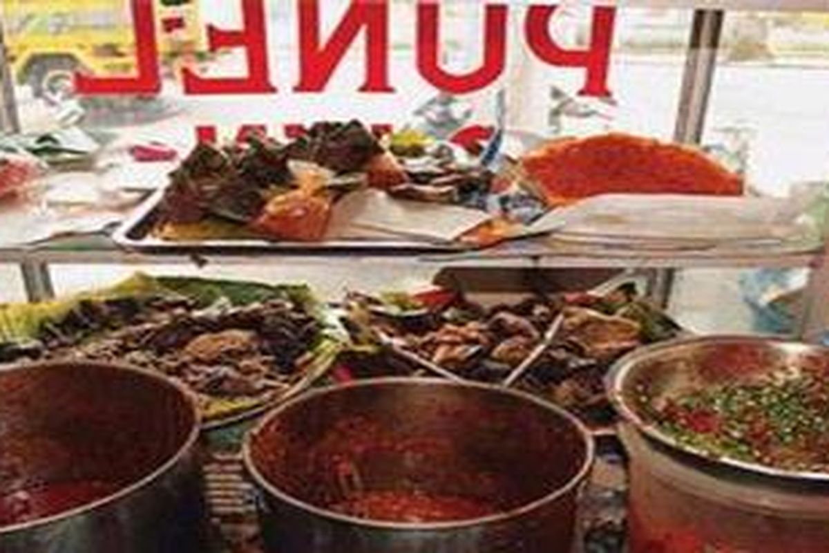 Sejumlah masakan pelengkap Nasi Punel Bu Lin di Jalan Jaksa Agung Suprapto Bangil
