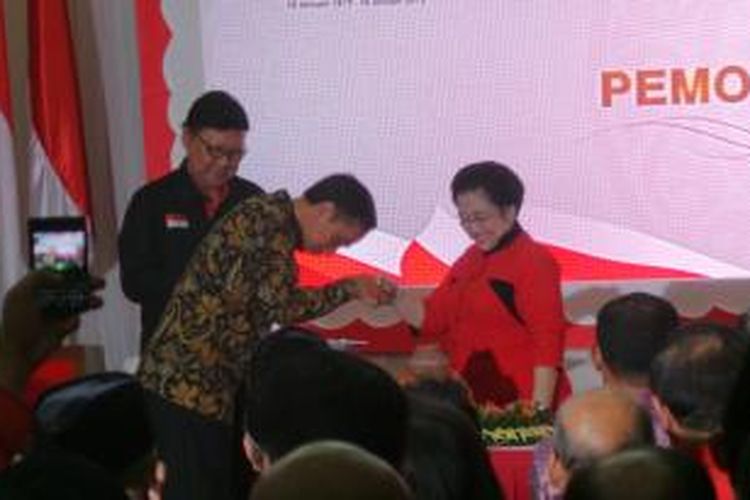 Presiden Joko Widodo dan Ketua Umum PDI-P Megawati Soekarnoputri dalam HUT ke-42 PDI-P di kantor DPP PDI-P, Sabtu (10/1/2015).