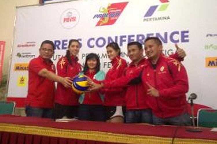 Para pemain dan ofisial pada jumpa pers Proliga di Malang, Kamis (19/2/2015).