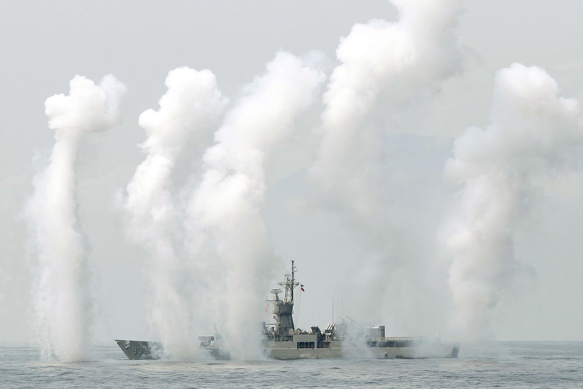 Kapal fregat kelas Knox milik Angkatan Laut Taiwan menembakkan sekam saat latihan AL di perbatasan stasiun angkatan laut Suao, Kabupaten Yilan, Taiwan timur laut, Jumat (13/4/2018). Pada 4 Agustus 2022 China menggelar latihan militer dan menembakkan proyektil ke Selat Taiwan setelah kunjungan Ketua DPR AS Nancy Pelosi ke Taiwan.