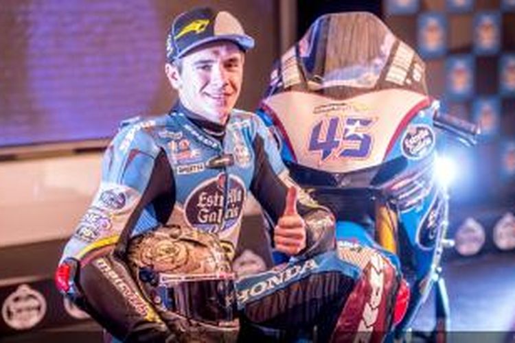 Pebalap Estrella Galicia Marc VDS, Scott Redding, berpose dengan motornya saat peluncuran tim di Madrid, Spanyol, Kamis (5/3/2015).