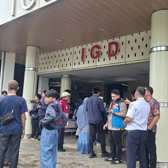 Situasi di RSUD Kota Bekasi yang menjadi tempat dirawatnya 54 korban luka akibat kecelakaan antara KRL Commuter Line dengan KA Argo Bromo Anggrek, Selasa (28/4/2026)