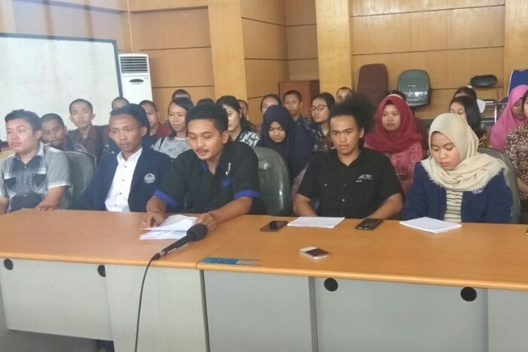 Ketua BEM Fisip Untan bersama Panitia Penerimaan Mahasiswa Baru saat memberikan keterangan dalam konferensi pers di Aula Fakultas Fisip, Universitas Tanjungpura, Pontianak, Kalimantan Barat (6/9/2017)