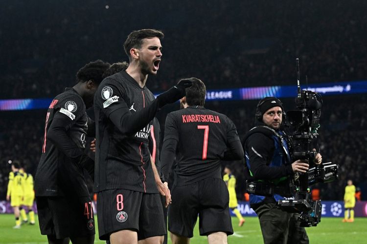 Gelandang Paris Saint-Germain Fabian Ruiz merayakan setelah mencetak gol ketiga timnya pada laga Liga Champions antara Paris Saint-Germain (PSG) dan Tottenham Hotspur FC di stadion Parc des Princes di Paris pada 26 November 2025.