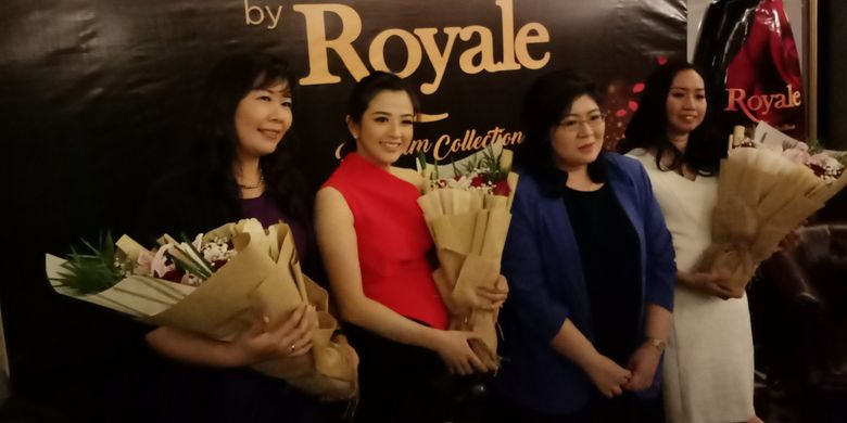 Psikolog Klinis sekaligus Pakar Hubungan Denrich Suryadi, M.Psi, Aktris Franda, Marketing Manager Royale Parfum Collection So Klin Julie Widyawati, dan Pakar Parfum Mariana Pryana (paling kiri ke kanan) dalam acara peluncuran kampanye Dress for Love oleh Royale Parfum Collection by So Klin di Plaza Senayan Arcadia, Jakarta, Rabu (14/2/2018).