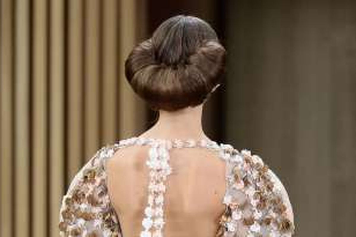 Gaya rambut seperti Croissant di pergelaran koleksi terbaru Chanel. 