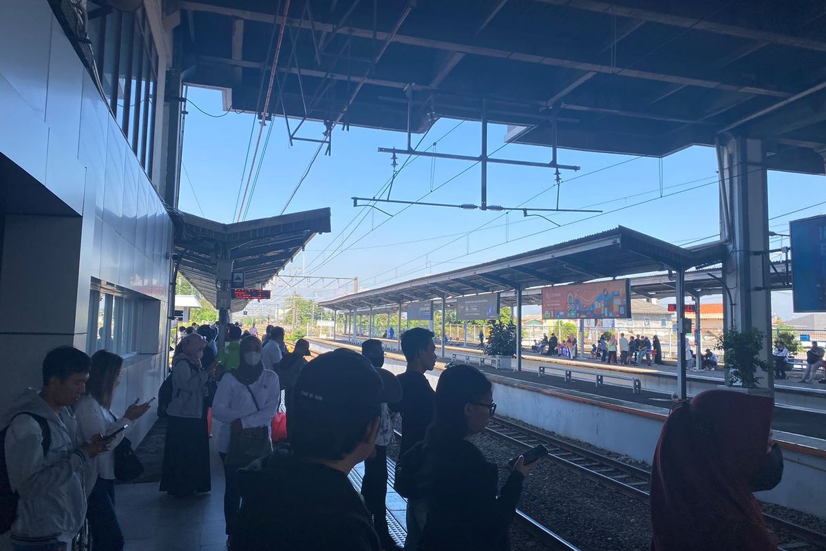 [POPULER JABODETABEK] Cerita Pekerja Pilih Naik KRL daripada Kendaraan Pribadi | Kapolri Diminta Pecat Polantas Pungli di Tol Cawang