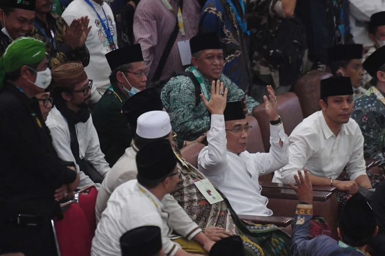 Ketua Umum PBNU terpilih Yahya Cholil Staquf (kedua kanan) melambaikan usai pemilihan Ketua Umum PBNU pada Muktamar Nahdlatul Ulama (NU) ke-34 di Universitas Lampung, Lampung, Jumat (24/12/2021). Yahya Cholil Staquf terpilih sebagai Ketua Umum PBNU periode 2021-2026 pada Muktamar NU ke-34 mengalahkan Said Aqil Siradj.