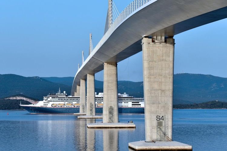 Sebuah kapal pesiar melintas di bawah Jembatan Peljesac dekat Komarna, Kroasia, pada 23 Juni 2022. Menjadi proyek utama Inisiatif Sabuk dan Jalur Sutra, jembatan itu mewakili sebuah tonggak baru yang akan lebih lanjut mencerahkan prospek hubungan dan kerja sama China-Kroasia dan China-Eropa.