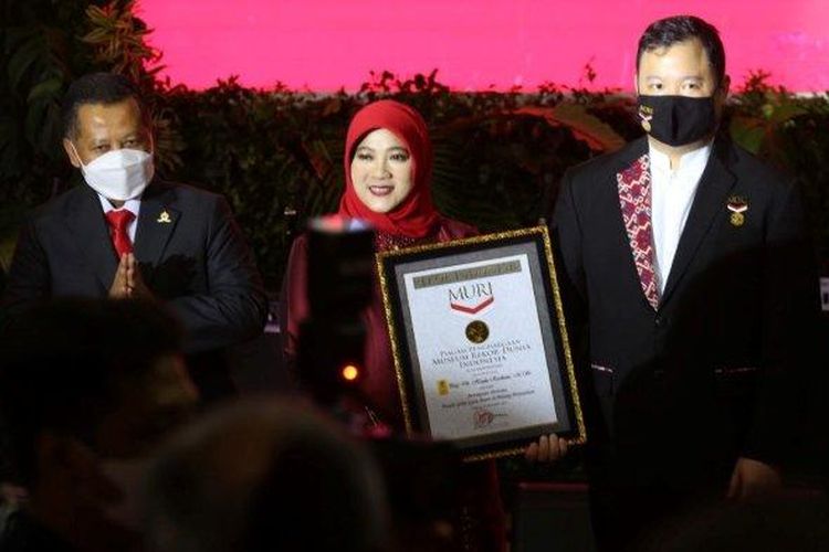 Guru Besar Universitas Indonesia Haula Rosdiana menerima piagam MURI.