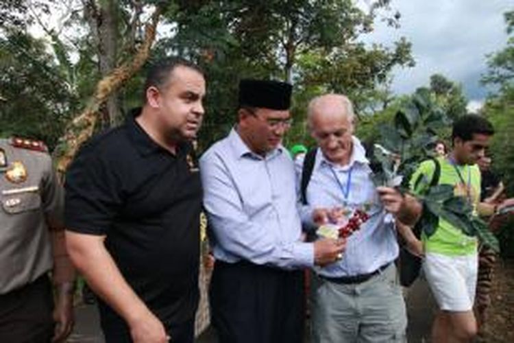 Sejumlah pebisnis kopi dari Eropa sedang berdiskusi tentang kopi Gayo bersama Bupati Aceh Tengah Ir H Nasaruddin MM. Kedatangan mereka ke Dataran Tinggi Gayo, Aceh, untuk menjajaki peluang ekspor kopi Gayo ke negara-negara Eropa.