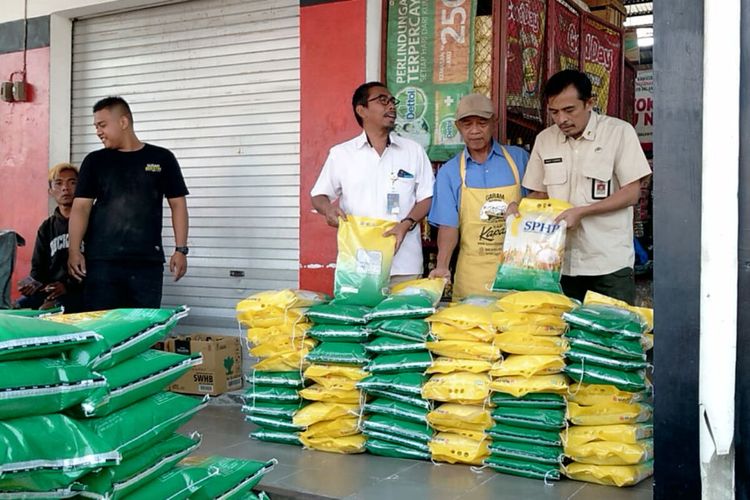 Dinas Perindustrian dan Perdagangan Kota Blitar mengedarkan beras Bulog ke pedagang beras di Pasar Pon, Kota Blitar, merespon kenaikan harga beras dalam sebulan terakhir, Selasa (29/8/2023)