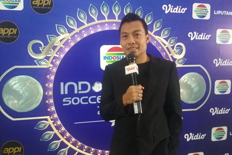 Mantan kapten Arema FC, Hamka Hamzah, seusai dinobatkan menjadi bek terbaik pada ajang Indonesian Soccer Awards 2020, Jumat (11/1/2020).