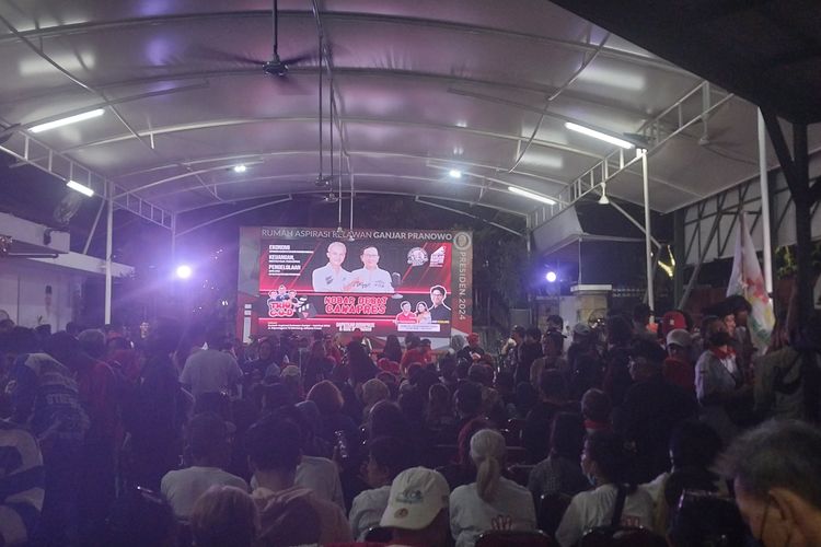 Kondisi halaman TKRPP Ganjar-Mahfud dipenuhi dengan relawan yang hadiri nobar debat cawapres, Menteng, Jakarta Pusat, Jumat (22/12/2023) malam.
