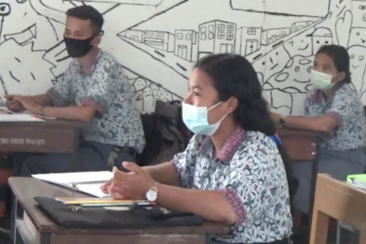 High school children in Sumarorong continue face-to-face classes despite the Covid-19 pandemic