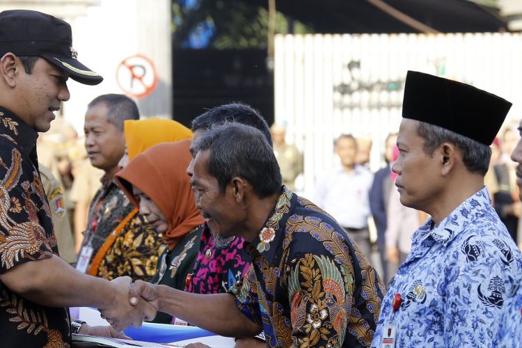 Wali Kota Semarang Hendrar Prihadi menyerahkan SK Pensiun TMT 1 Oktober sampai 1 Desember kepada PNS Pemkot Semarang di halaman Balaikota Semarang, Senin (24/9/2018)