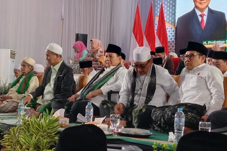 Prabowo Subianto dan Muhaimin Iskandar, menghadiri acara Istighasah dan Doa Bersama untuk Keselamatan Bangsa di Pondok Pesantren Bahrul Ulum Tambakberas, Kabupaten Jombang, Jawa Timur, Minggu (21/5/2023) malam.