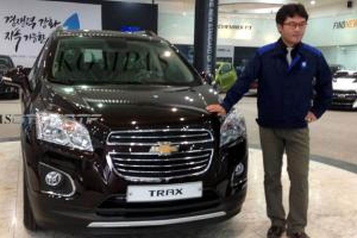 Salah satu penanggung jawab rekayasa Trax, Program Engineering Manager GSUV-Trax dari GM Korea, Jung Wo   o Yu di Pabrik Bupyeong, Korea Selatan, Rabu (21/10/2015).