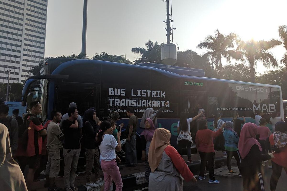 Bus Listrik Transjakarta dipamerkan di lokasi CFD Bundaran HI, Minggu (5/4/2019)