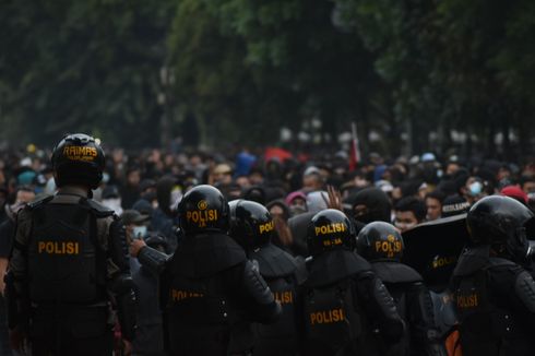 Puluhan Siswa Terjebak di Tempat Kursus akibat Demo Ricuh di Bandung