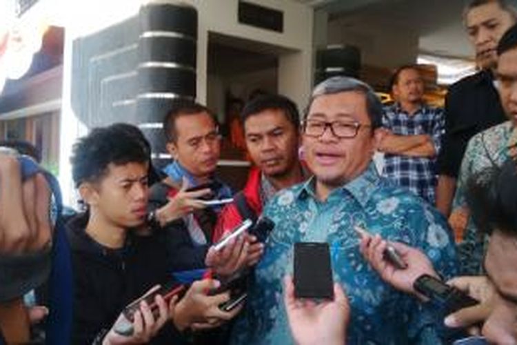 Gubernur Jawa Barat Ahmad Heryawan saat diwawancarai wartawan di Hotel Savoy Homan, Bandung, Jawa Barat, Kamis, (20/8/2015).