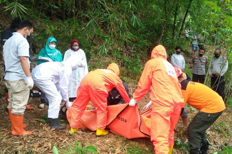 Evakuasi Mayat laki-laki yang ditemukan di Sungai Oya Bantul Kamis (4/11/2021)