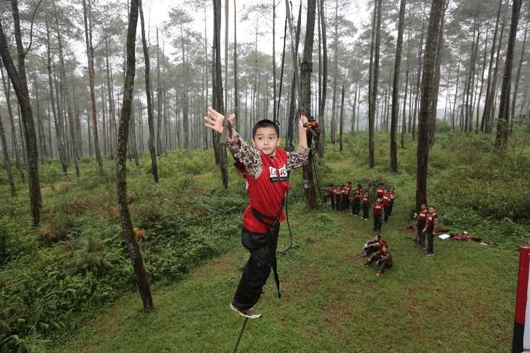 Demi membangun daya juang dan mental para atlet bulutangkis usia dini yang menghuni akademi PB Djarum, Bakti Olahraga Djarum Foundation menyelenggarakan kegiatan Outbound PB Djarum 2018 di markas Zone 235 Outdoor Training Center, Cikole, Lembang, Jawa Barat.