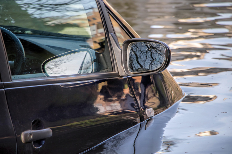 Ilustrasi mobil kebanjiran. 