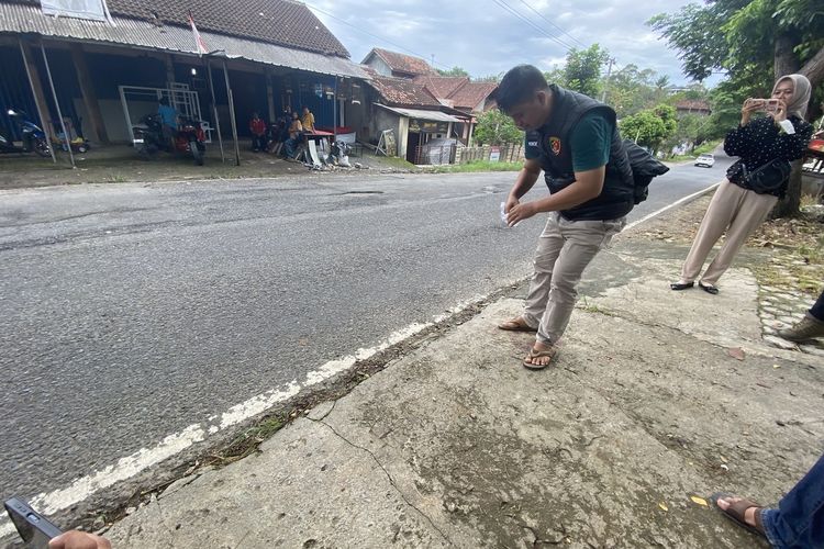 Polisi mengambil barang bukti di lokasi penusukan di Bandar Lampung, Sabtu (3/2/2024).