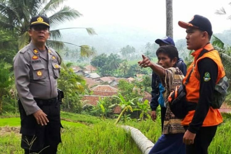 Polisi, petugas BPBD dan warga meninjau lokasi pergerakan tanah di Kampung Cibadak, Kecamatan Sukaresmi, Kabupaten Cianjur, Jawa Barat. 122 jiwa terdampak dan telah diungsikan ke tempat aman.