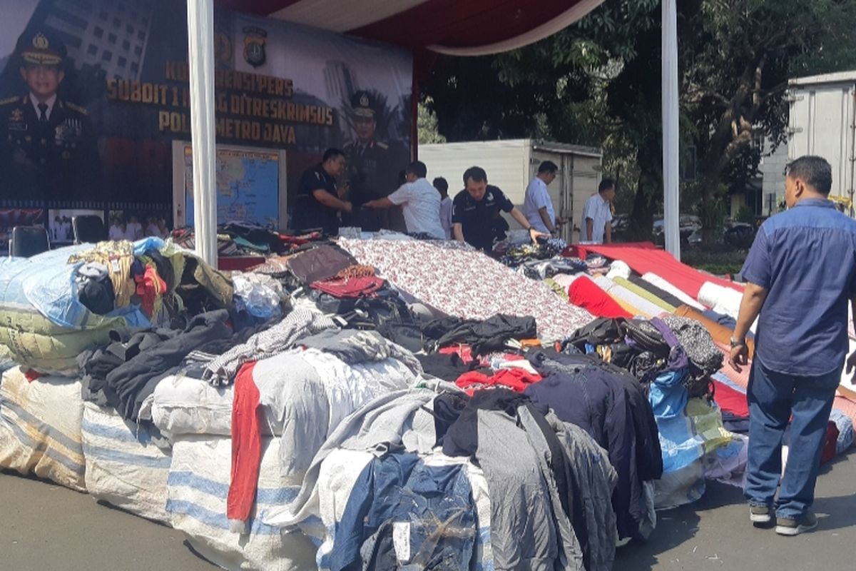 Barang bukti yang merupakan tekstil, pakaian bekas, dan sepatu ilegal, yang diselundupkan dari China ke Indonesia, diperlihatkan polisi kepada wartawan di Polda Metro Jaya, Jakarta, Kamis (12/9/2019). 