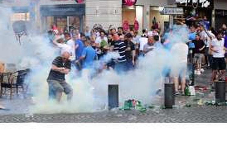 Polisi Perancis melepaskan gas air mata untuk menghentikan aksi suporter Inggris yang membuat kekacauan di port of Marseille, Perancis, Jumat (10/6/2016). Peristiwa ini terjadi sehari sebelum Inggris bertemu Rusia pada pertandingan penyisihan Grup B Piala Eropa 2016.