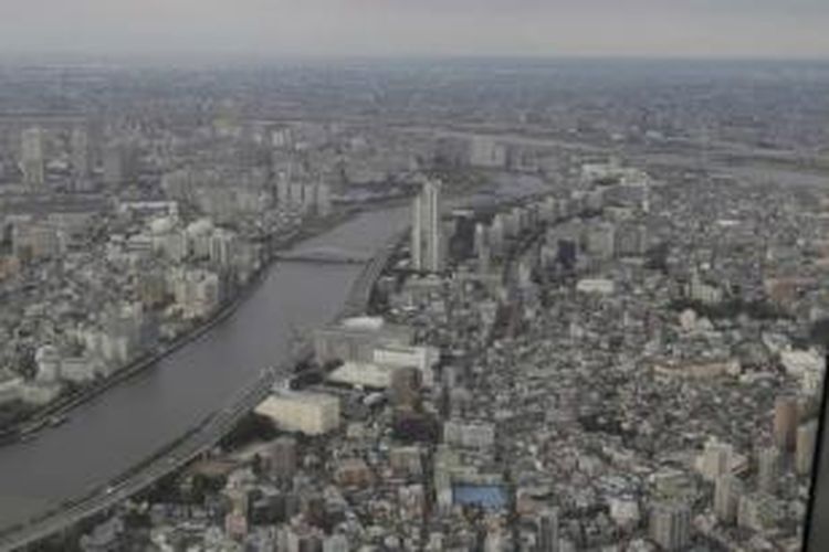 Pemandangan kota Tokyo dilihat dari TOKYO SKYTREE, Jepang, Sabtu (31/10/2015). TOKYO SKYTREE ditetapkan  oleh Rekor Dunia Guinness sebagai menara tertinggi di dunia. Memiliki ketinggian 634 meter dan berfungsi sebagai menara pemancar untuk siaran digital.