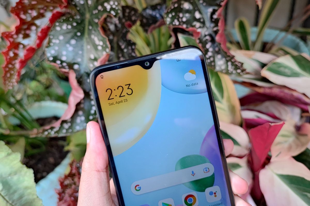 Layar Redmi 10C dihiasi dengan poni berbentuk tetesan air (waterdrop) untuk menampung kamera selfie 5 MP (f/2.2).
