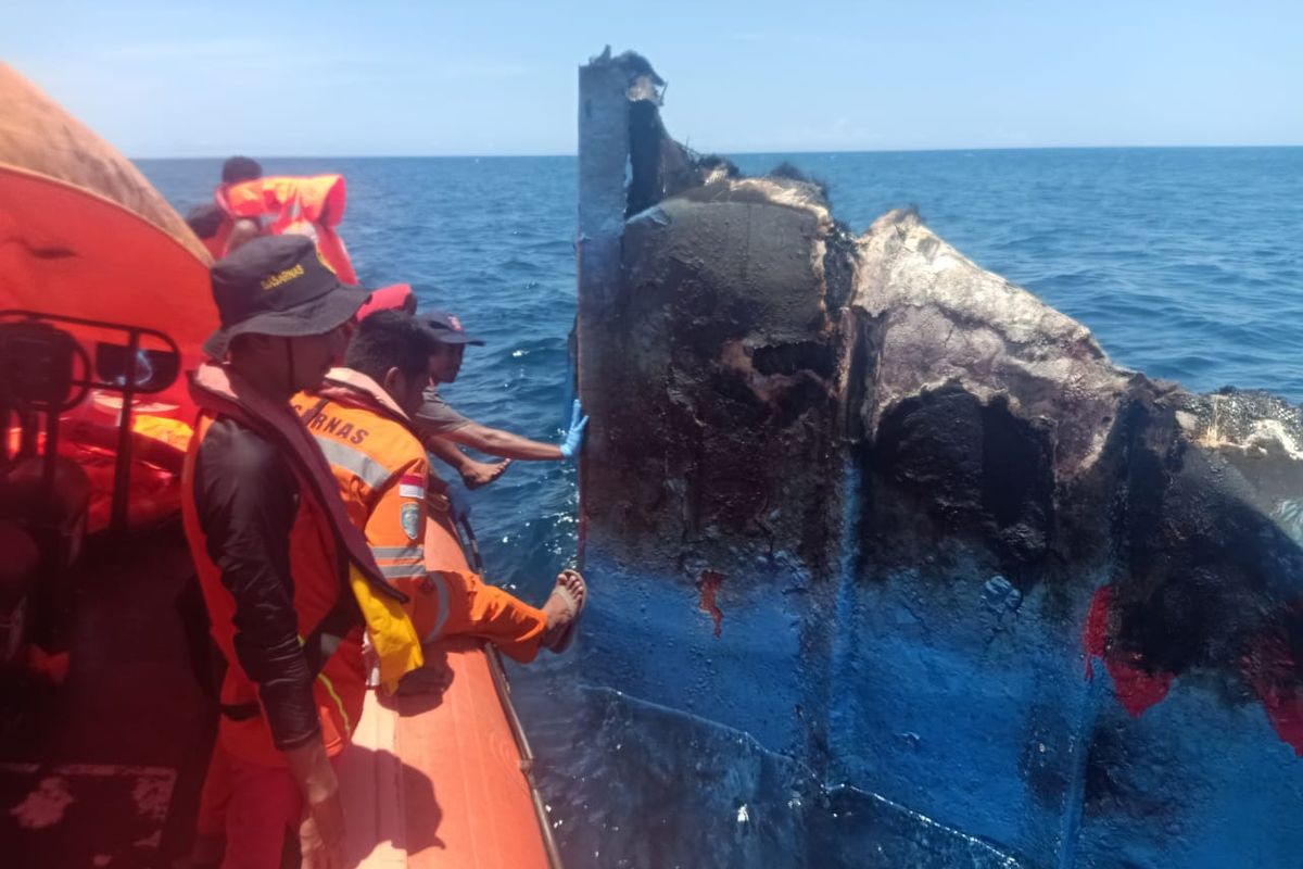 Bangkai kapal Cantika Lestari 77, saat ditemukan petugas SAR Kupang di Perairan Naikliu, Kabupaten Kupang