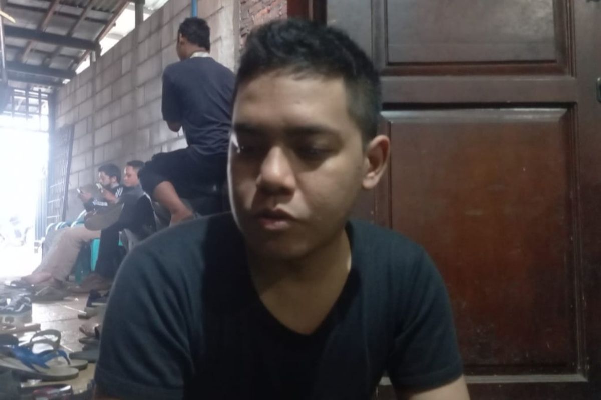 Riki, kakak dari Raka yang menjadi korban kecelakaan ditabrak pengemudi mobil Mitsubishi Pajero di MT Haryono, Pancoran, Jakarta Selatan, Rabu (25/5/2022) malam. Raka bersama istrinya, Nova tewas di tempat akibat insiden itu.