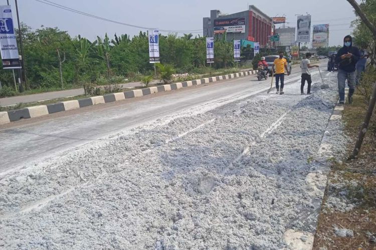 Limbah lumpur kertas tumpah di Jalan Interchange Karawang Barat, Rabu (6/10/2021).