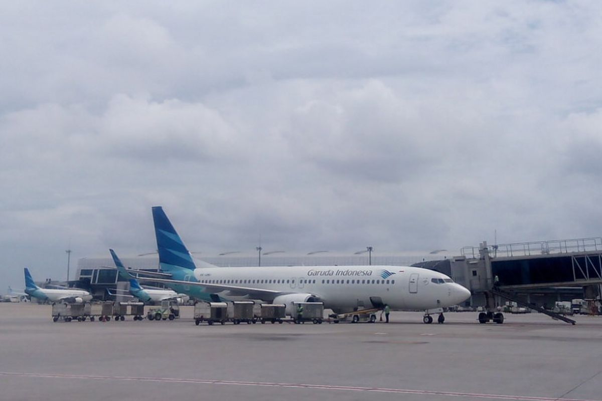 Pesawat Garuda Indonesia terparkir di apron Terminal 3 Bandara Soekarno-Hatta, Tangerang Banten, Minggu (10/2/2019).