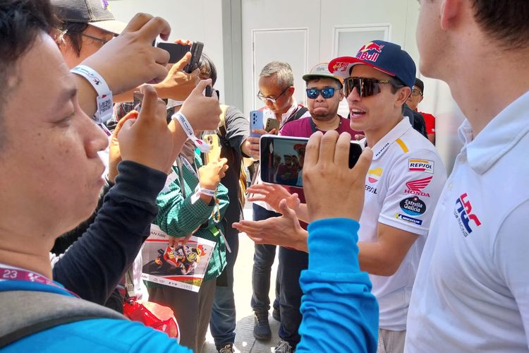 Pebalap Repsol Honda Team Marc Marquez saat sesi wawancara singkat dengan media di Sirkuit Mandalika, Lombok, pada Sabtu (14/10/2023).