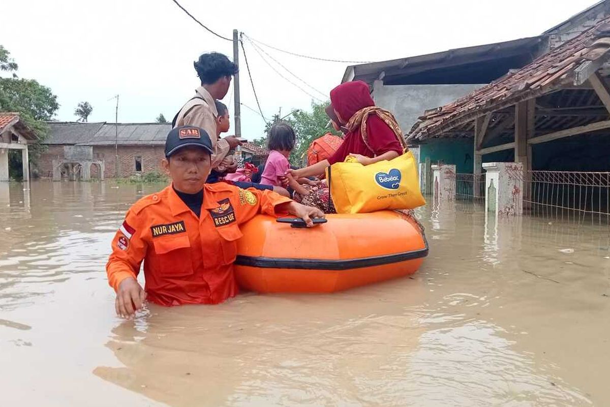 Satgas BPBD Karawang tengah mengevakuasi warga terdampak banjir di Desa Karangligar, Kecamatan Telukjambe Barat, Karawang, Jabar, Minggu (13/11/2022)