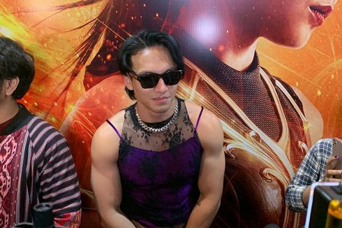 Jefri Nichol Curi Perhatian Saat Kenakan Tank Top Ungu di Gala Premiere Film Sri Asih