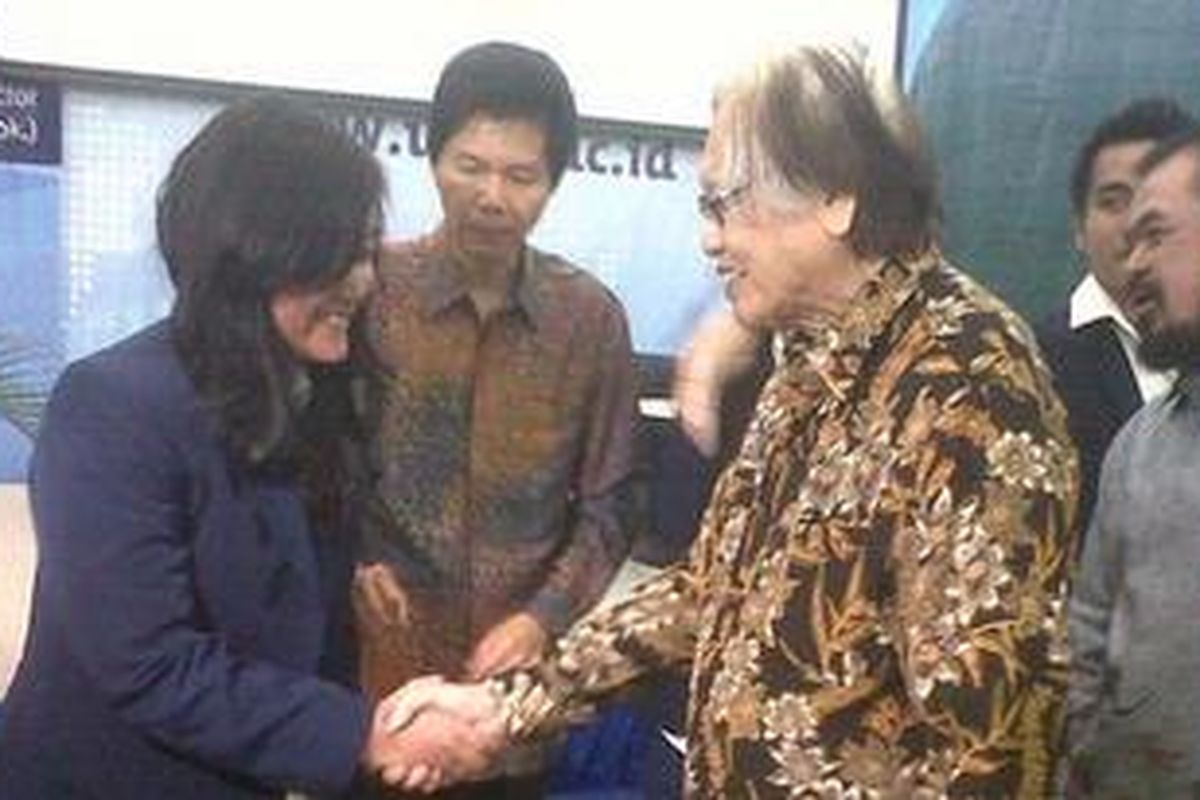 Pendiri Universitas Media Nusantara (UMN) dan Harian Kompas, Jakob Oetama saat menyematkan jaket almamater UMN secara simbolis kepada mahasiswa baru tahun akademik 2012/2013, di UMN, Serpong, Tangerang, Sabtu (8/9/2012).